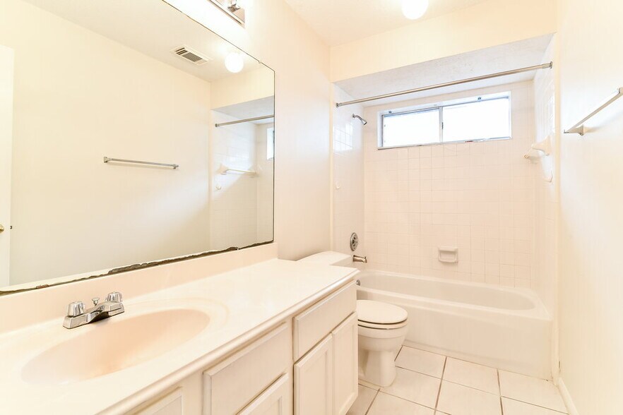 Building Photo - 17606 Glenwolf Dr