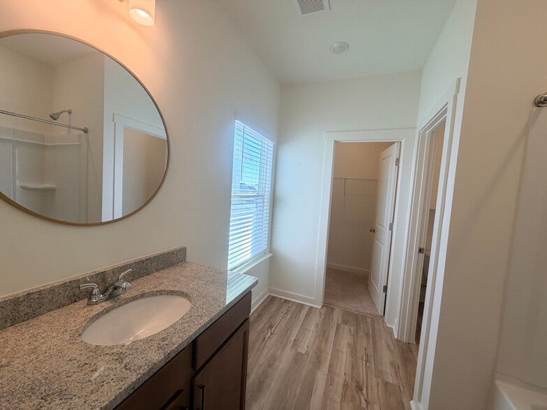 Building Photo - 2323 Discovery Loop