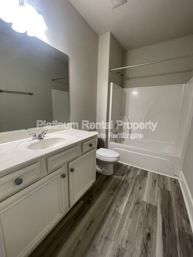Building Photo - 5180 Mirror Lake Dr