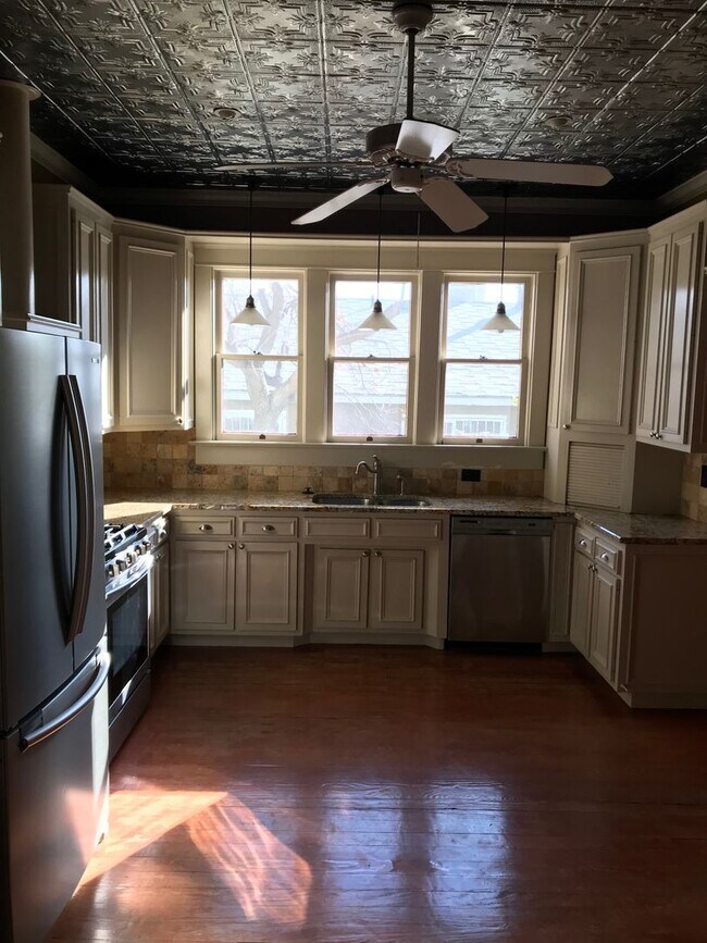 Building Photo - HISTORIC QUEEN ANNE 3 Bedroom  2 Bath
