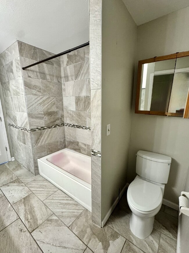 Building Photo - FRESHLY PAINTED 4 bedroom home in Lynn Haven!