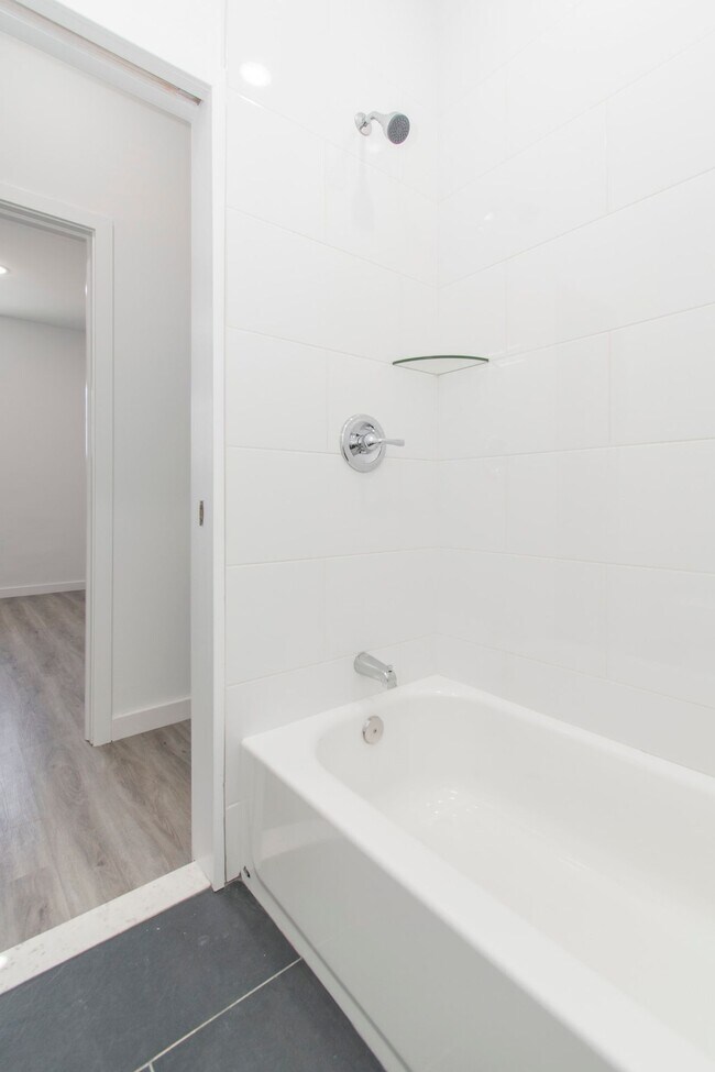 Building Photo - New! Renovated & Modern Apartment