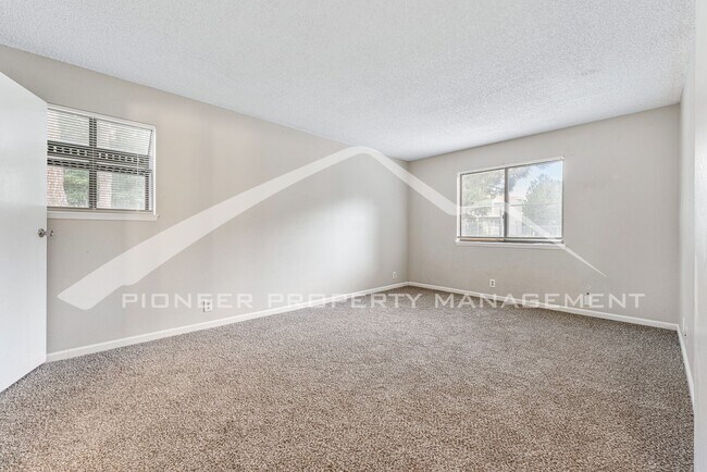 Building Photo - Spacious Condo with Washer/Dryer and Central AC