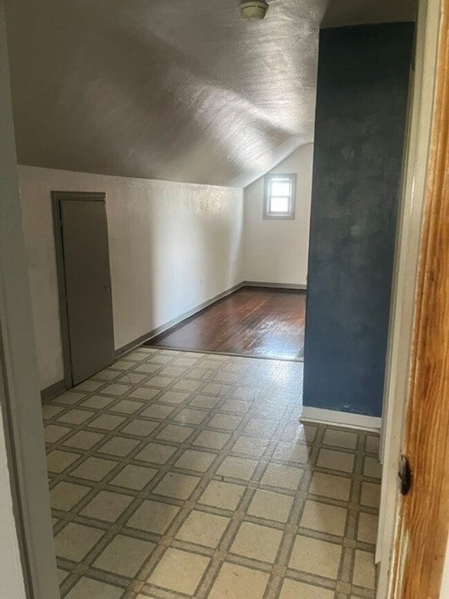 Building Photo - Spacious 3 bedroom home, available now!