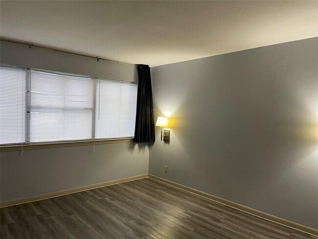 Building Photo - 8888 Tallwood Dr