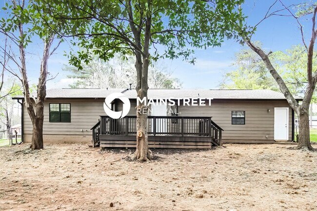 Building Photo - 3 Bedroom Pet-Friendly Home in Jonesboro, GA with Main Street Renewal