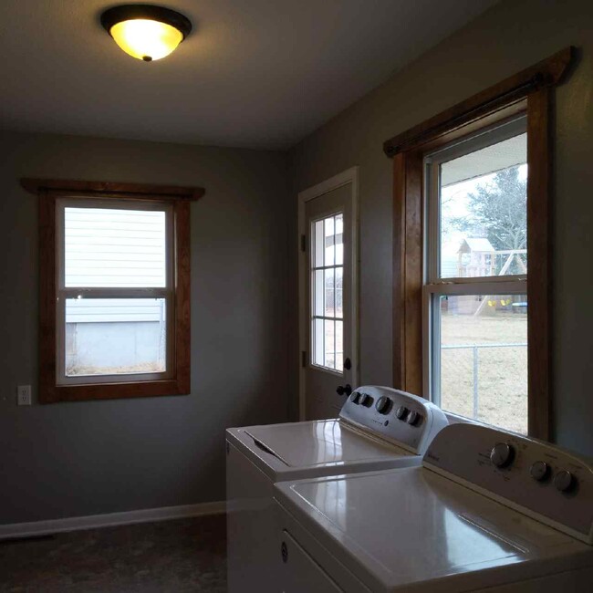 Building Photo - 110 Meadow Ln