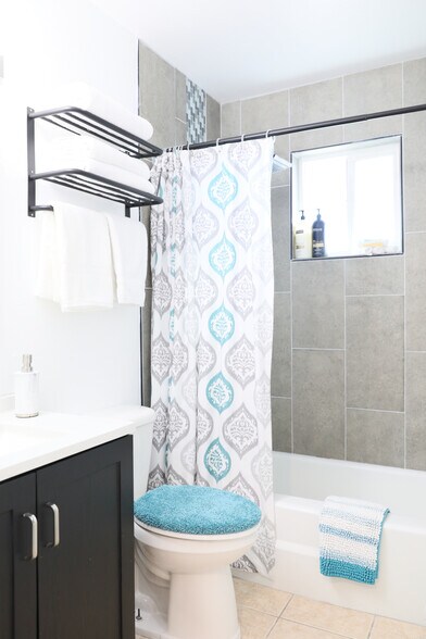 Building Photo - 8612 Echo St