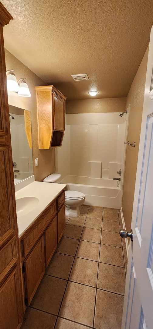 Building Photo - 3 Bedroom / 2 Bath Duplex – Text 201-231-7...