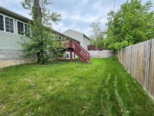 Building Photo - 3 Maple Vlg Ct