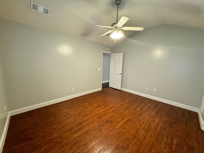 Building Photo - 3BD/2BA FOR RENT