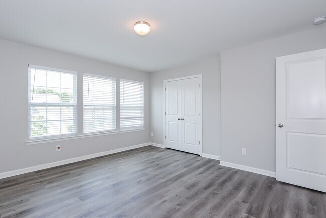 Building Photo - 1939 Eastway Dr