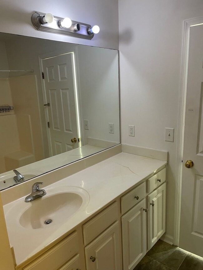 Building Photo - Cozy Two Bedroom Condo Close to Ft. Jackson!