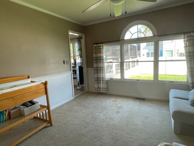 Building Photo - 727 Macphail Ct S