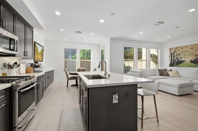 Building Photo - 29 Prominence