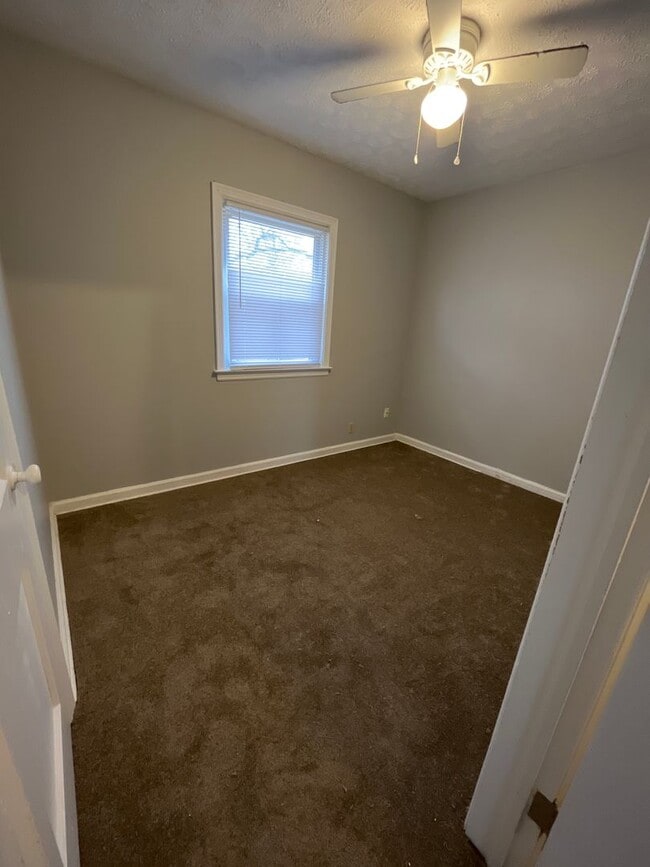 Building Photo - 3 Bedroom 1 Bathroom Single Family Home wi...