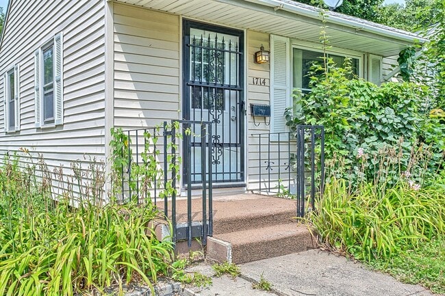 Building Photo - 2 Bed Bungalow in Champaign- Available August 2026