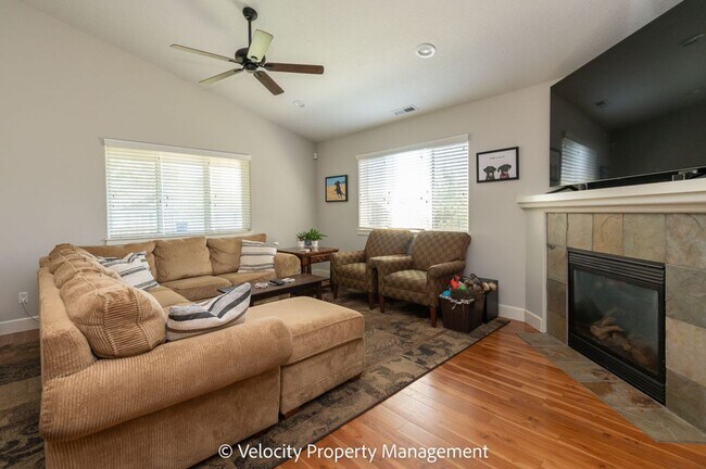 Building Photo - Beautifully Maintained Single Level Home with AC!