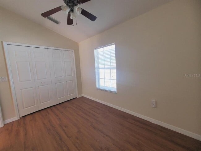 Building Photo - 10 Wayler Pl