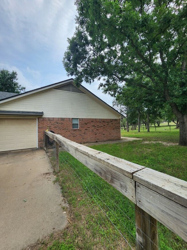 Building Photo - 3/2 Home on 3 acres in West Lampasas