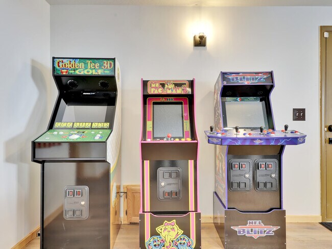 Building Photo - 656 Aspen Dr