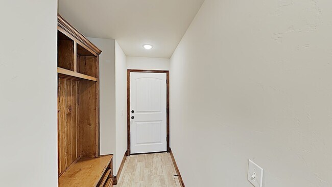 Building Photo - Very Nice 4 Bedroom 2 Bath Home in Yukon Schools