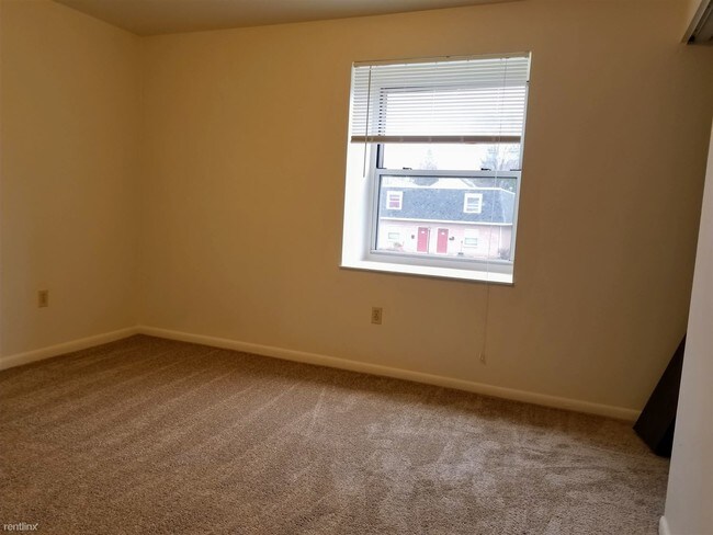 Building Photo - 2 br, 1 bath Townhome - 700 Hemlock Square