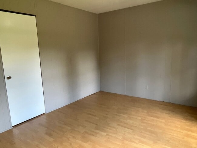 Building Photo - 2 Bed 1.5 Bath Duplex