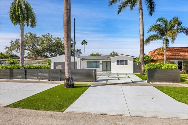 Primary Photo - 5501 McKinley St