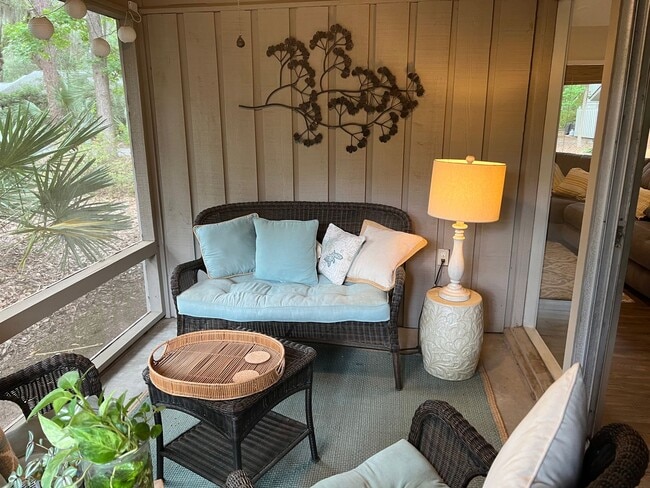 Building Photo - Walk to the beach from this 2BR FURNISHED ...