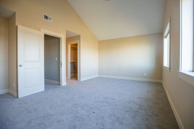 Building Photo - North Mt Tabor NE Portland 3 Bedroom 3 Lev...