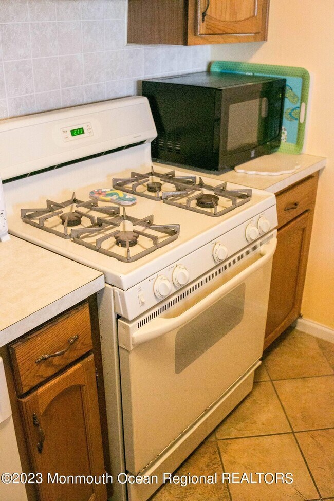 Building Photo - 10 SE Central Ave