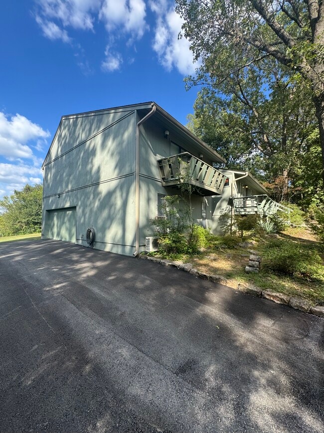 Building Photo - 210 Lake Rd