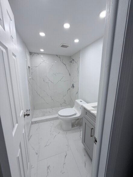 Building Photo - 9365 Fontainebleau Blvd