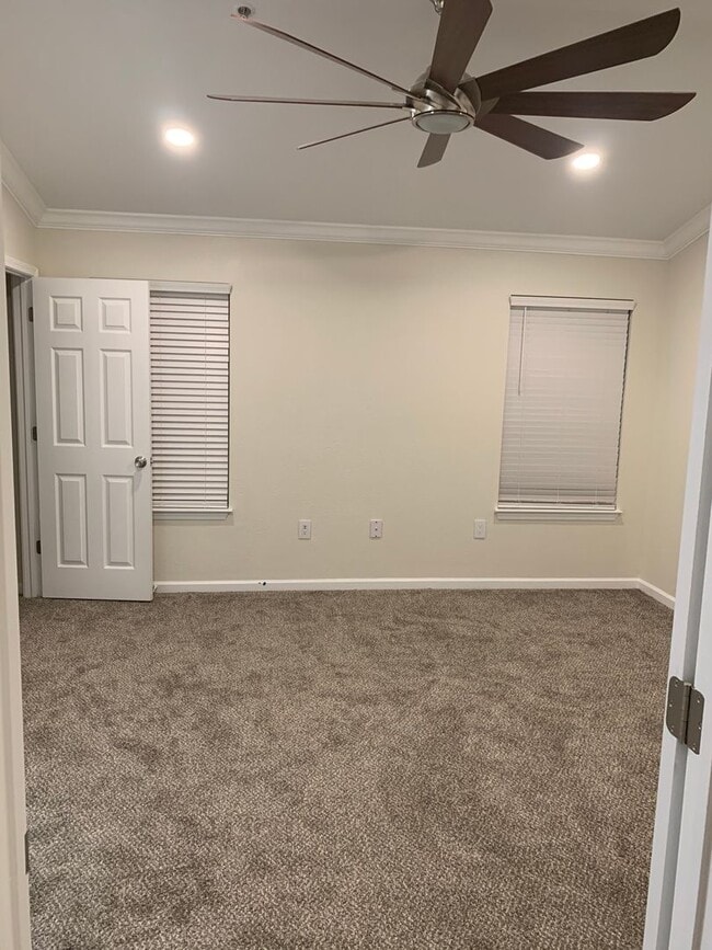 Building Photo - Enjoy this beautifully updated 3 Bed/2.5 Bath Townhome  **Military Discount Available**50% OFF 1s...