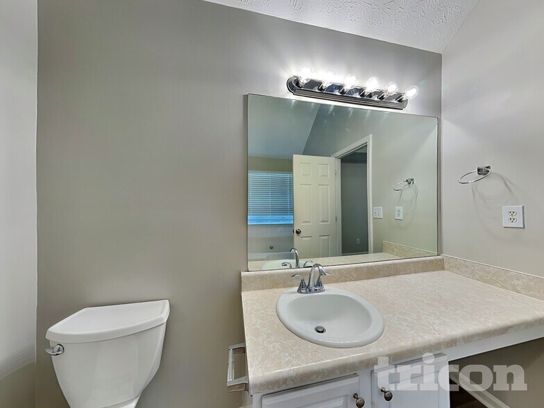 Building Photo - 185 Labrea Blvd