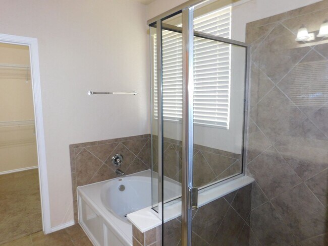 Building Photo - Beautiful 4 bed 2.5 bath located in Cibolo...