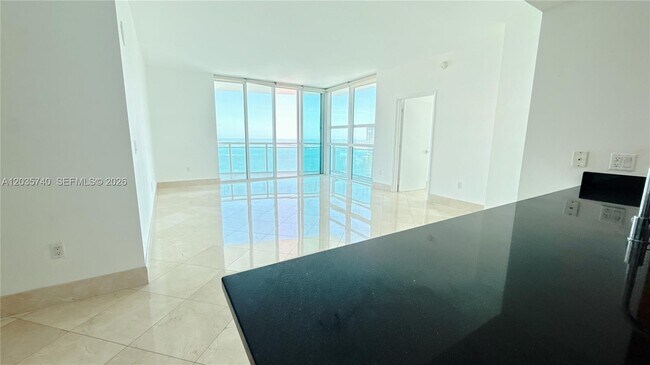 Building Photo - 950 Brickell Bay Dr