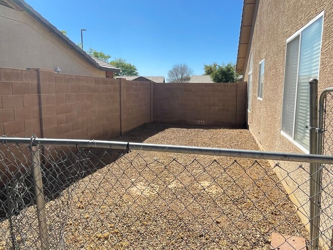 Building Photo - Location, Location, Location Gilbert 3+Den, 2 Bath, 2CG.