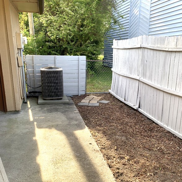 Building Photo - 1200 Zion Dr