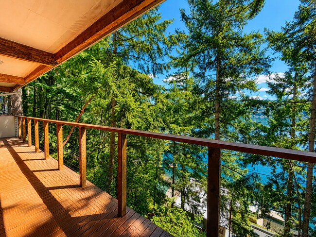 Building Photo - Elevated 2-Bedroom Home with Lake Sammamish Views