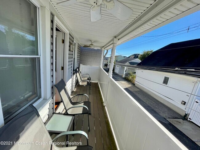 Building Photo - 425 Sylvania Ave