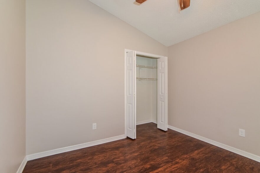 Building Photo - 996 Maple Ct