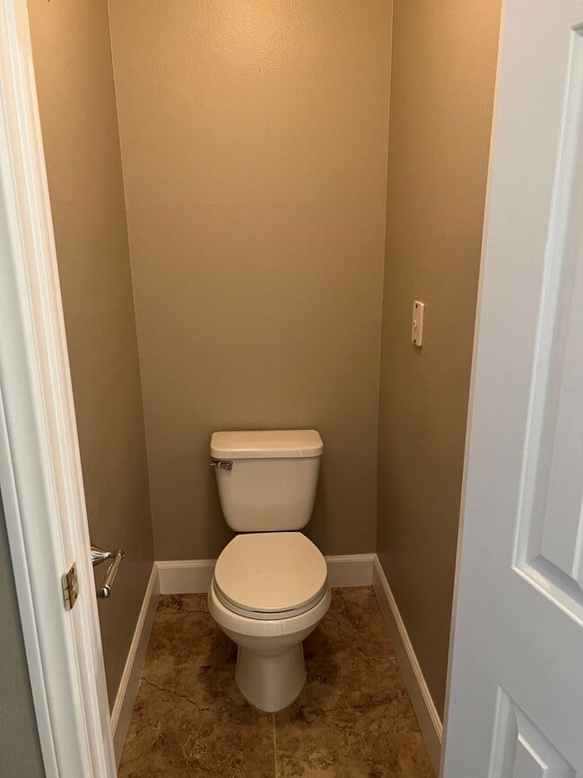 Building Photo - GORGEOUS TOWNHOME FOR IMMEDIATE MOVE-IN