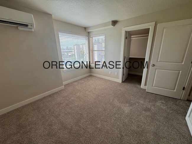 Building Photo - 3 bedroom 2.5 bath townhouse in Cal Young ...