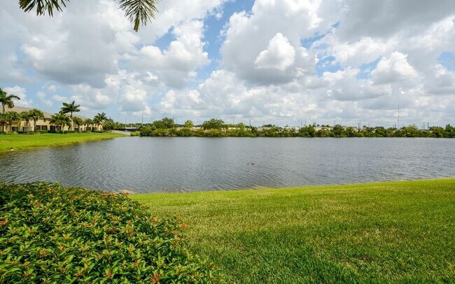 Building Photo - Lakeside Village Townhouse 2 Bedroom  2.5 Bath Available for Short-Term Rental