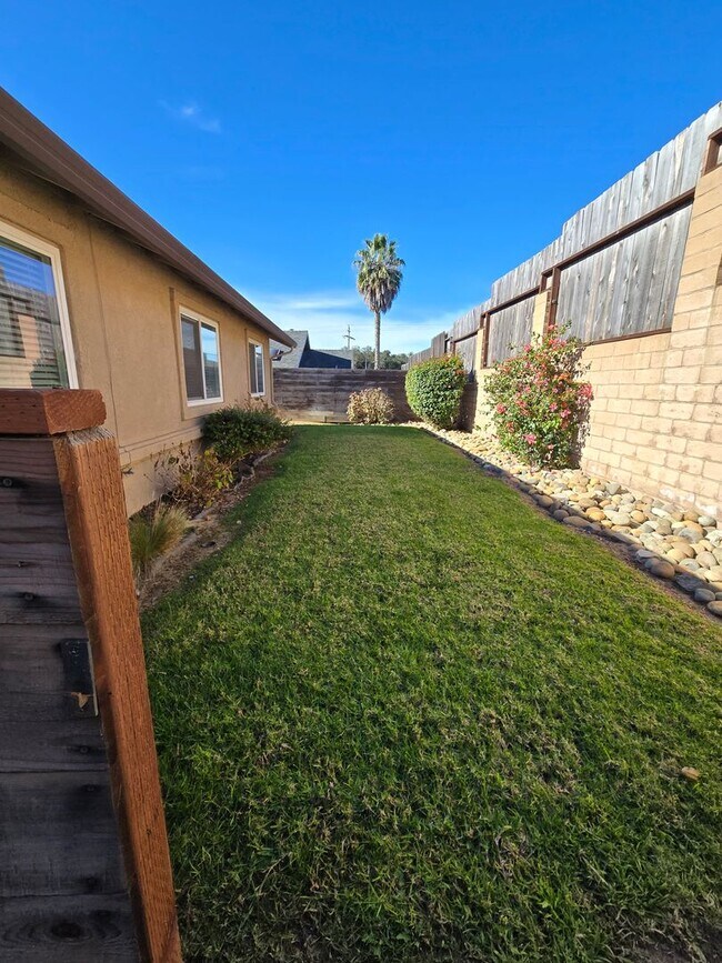 Building Photo - Well Maintained 3bd/2ba House