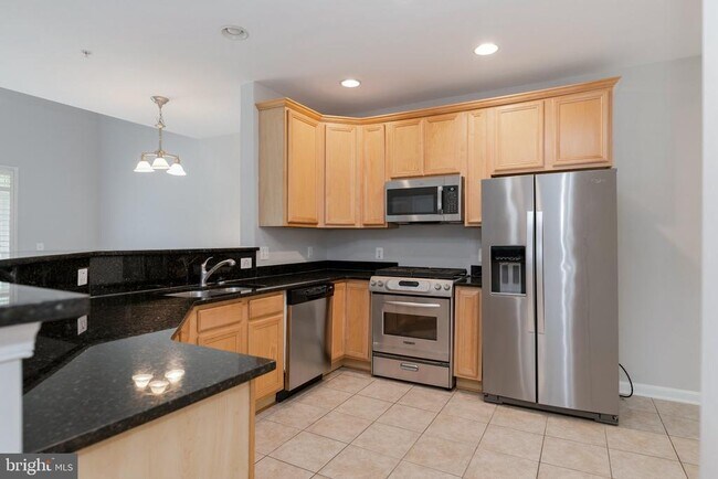 Building Photo - 13960 Greendale Dr