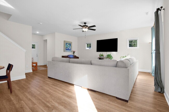 Building Photo - 245 Lonesome Glory Dr