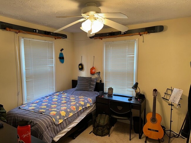 Building Photo - Spacious Corner Town Home With Large Yard